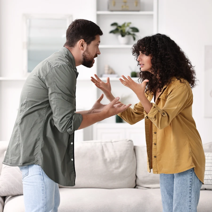 Casal conversando e expressando suas dificuldades na relação